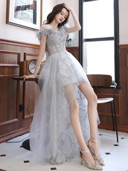 Элегантный светло-серый с открытыми плечами выпускное платье аппликации перьевая шея нерегулярный тюль длина до пола разделенное платье вечернее платье